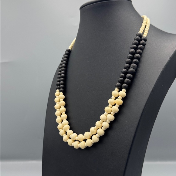 Black and Cream Beaded Necklace - Picture 3 of 4